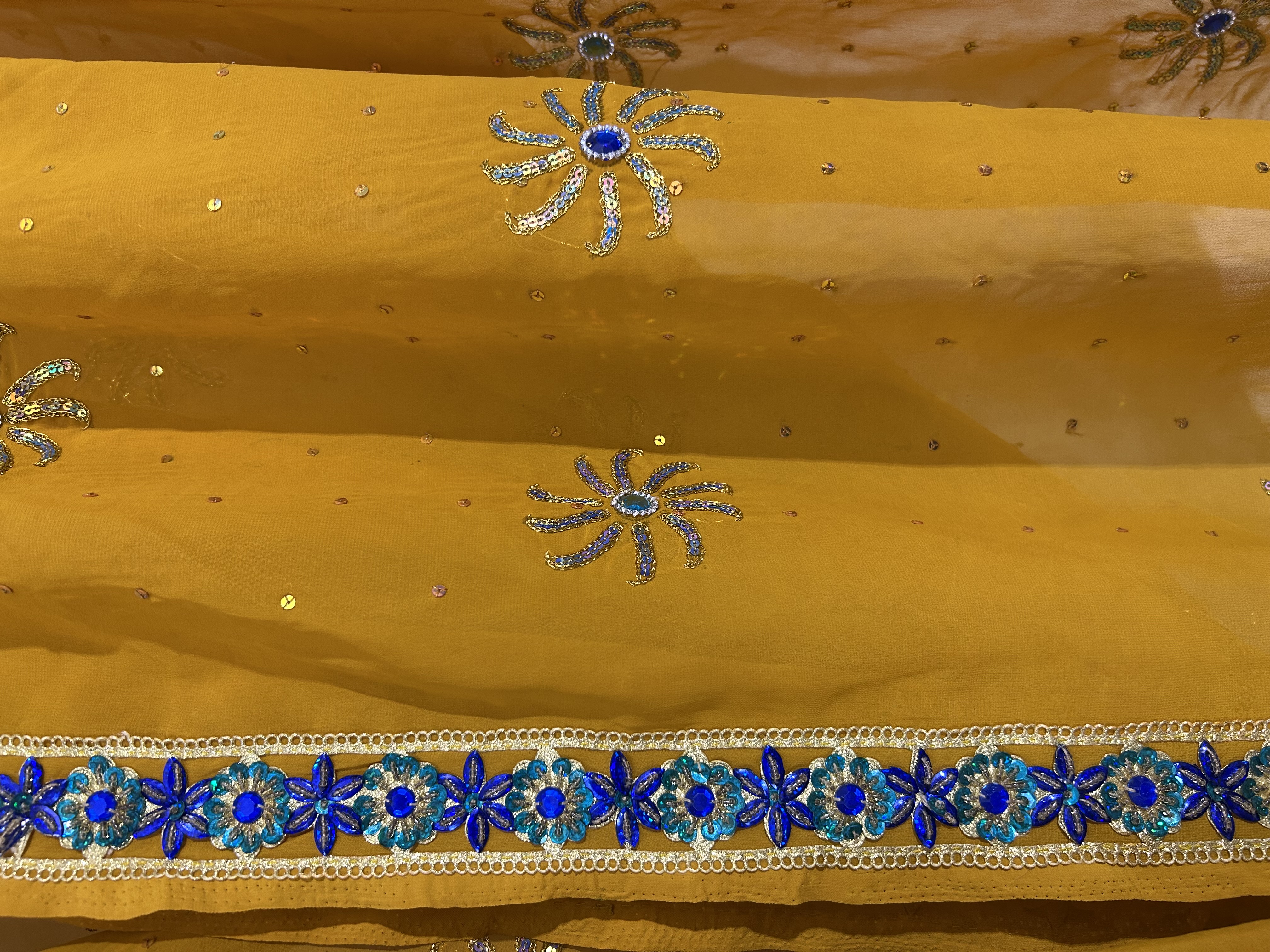 Golden gul vintage saree — image 5