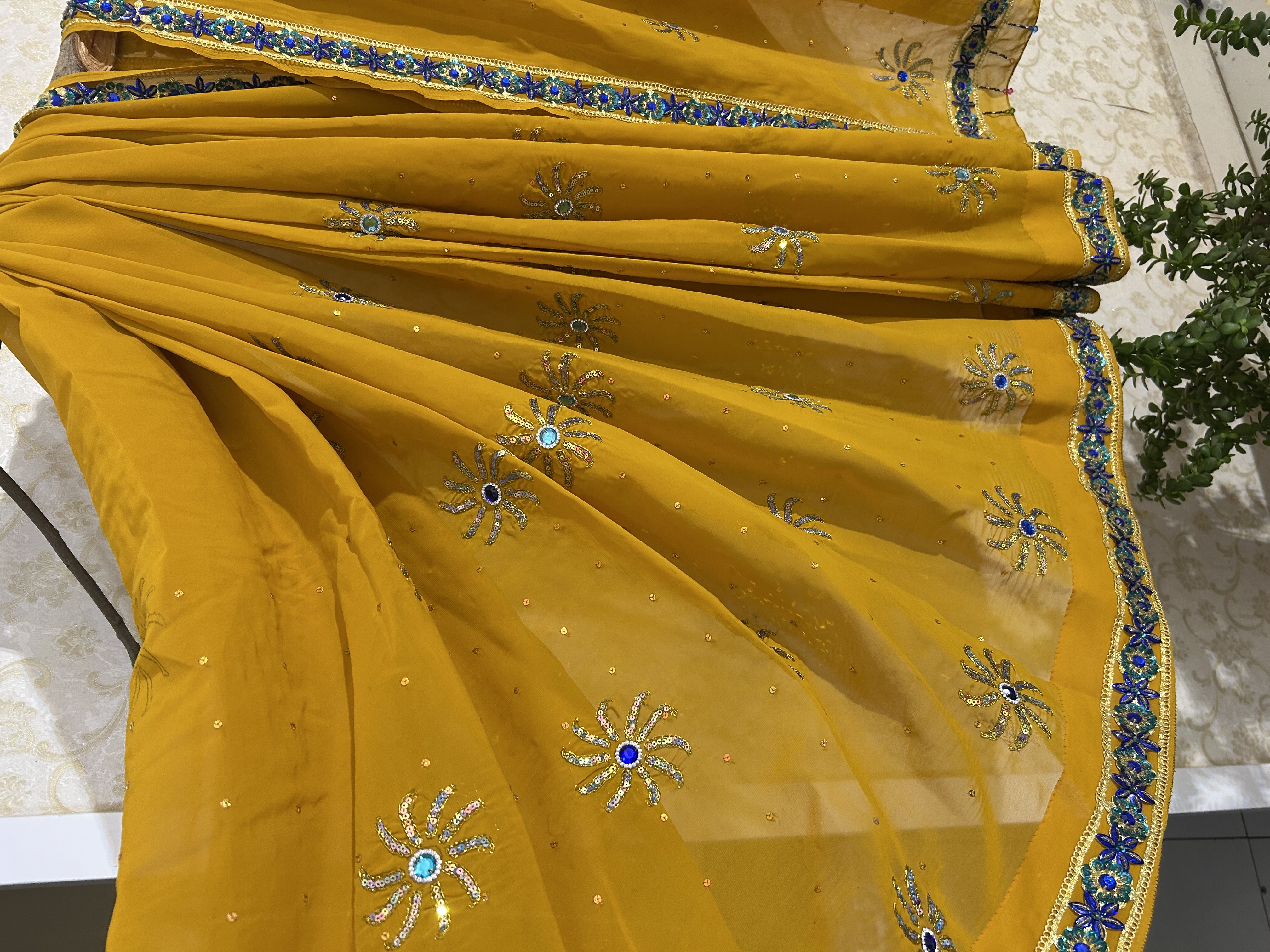 Golden gul vintage saree — image 2