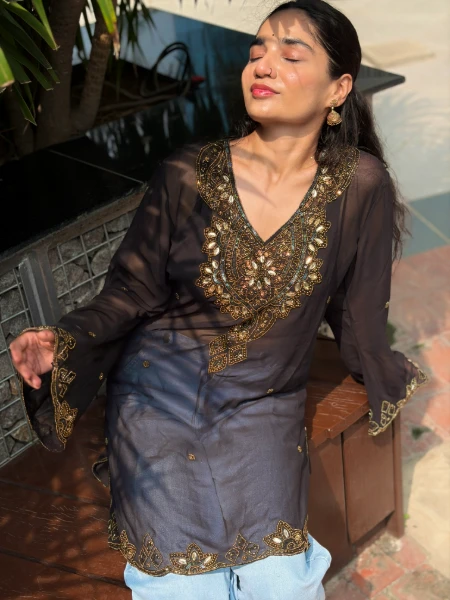 Sunheri Zeenat black kurti